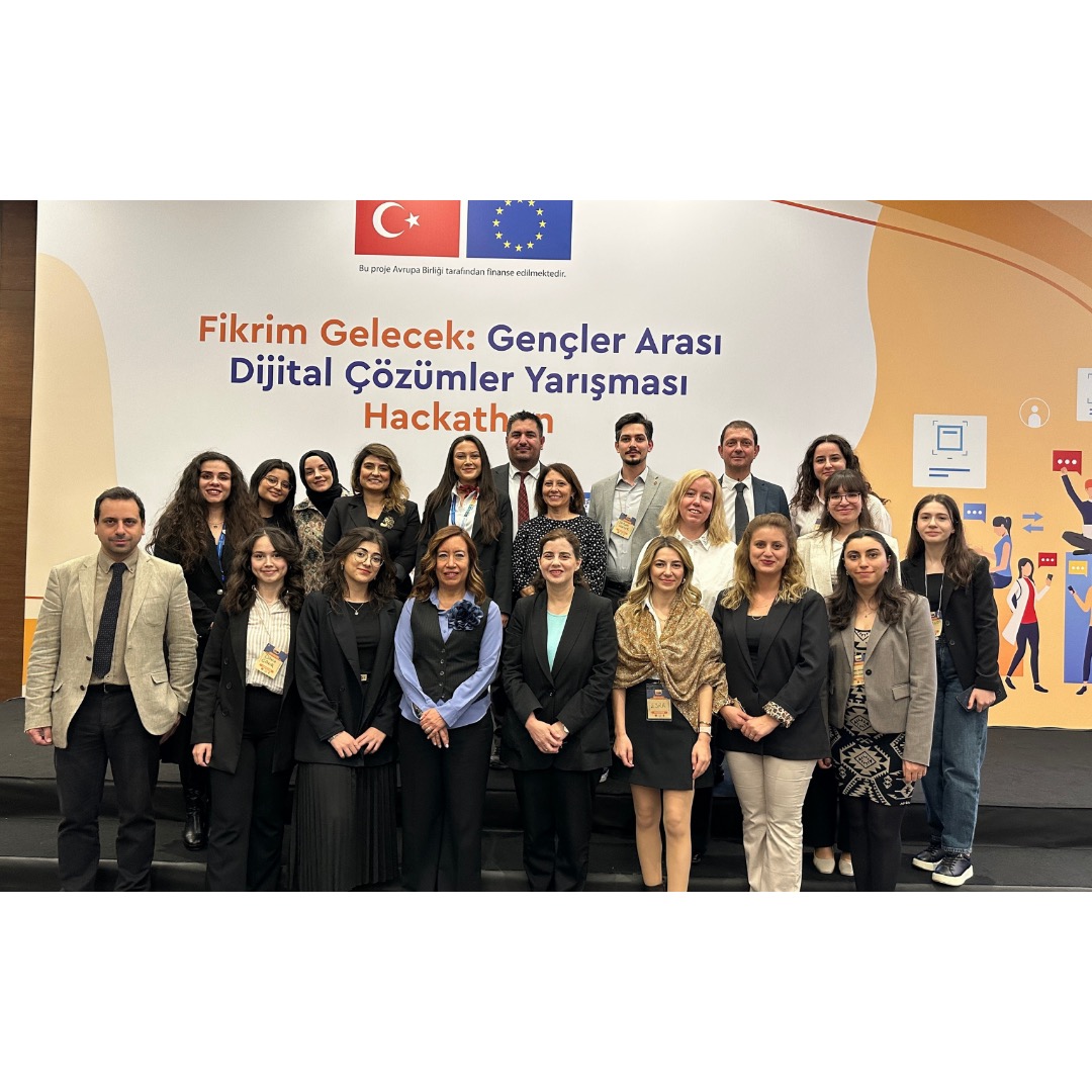 Fikrim Gelecek Hackathon etkinliğinden bir kare - Katılımcılar proje üzerinde çalışıyor