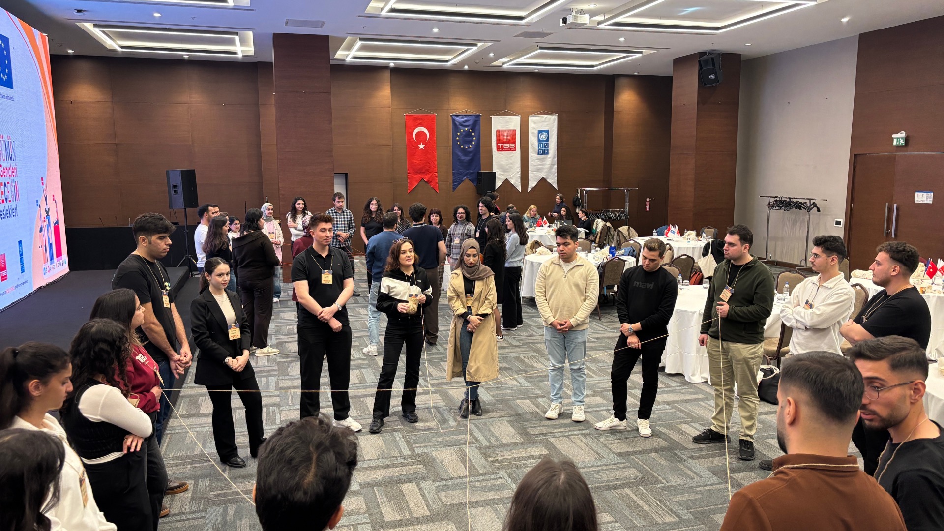 Katılımcılar networking etkinliğinde bir araya geliyor