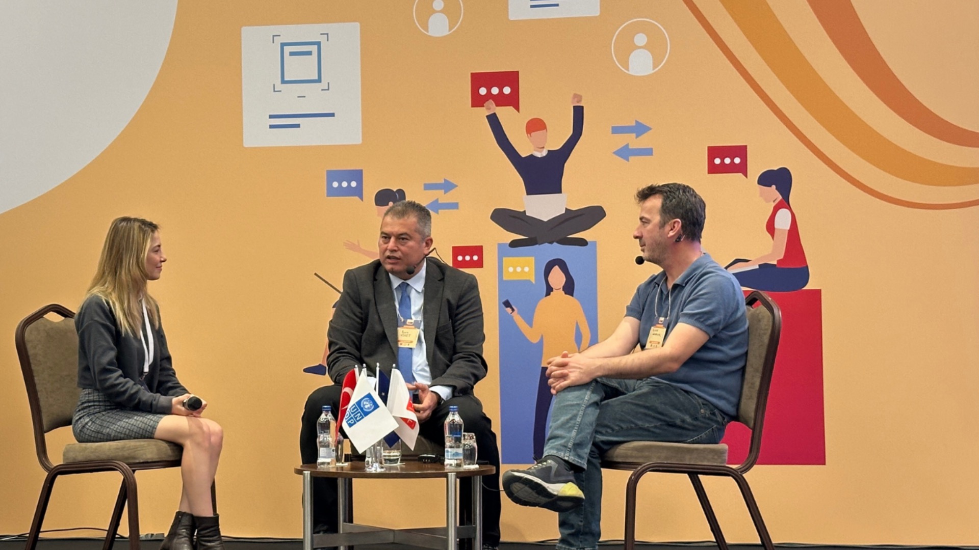 Mentorlar katılımcılara birebir destek sağlıyor